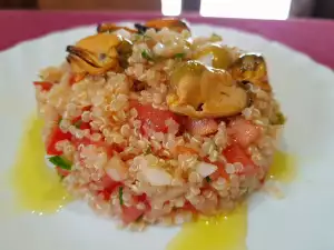 Mediteranska salata sa školjkama, maslinama i kinoom