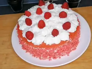 Roze torta sa jagodama