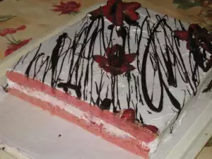 Roze torta sa jagodama i krem sirom