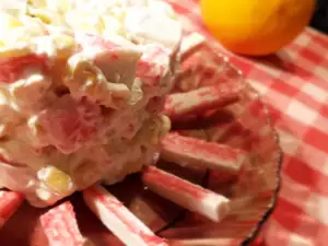 Salata sa tunjevinom i surimi štapićima