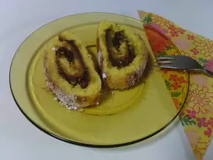Rolat sa slatkom od šljiva, šećerom u prahu i cimetom
