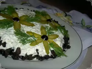 Mlečna salata sa kiselim krastavčićima i maslinama