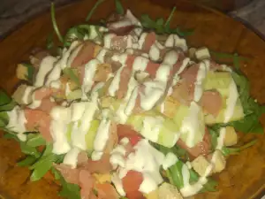 Bogata salata sa filetom lososa