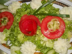 Sveža salata sa ružama od krompira