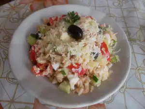 Salata sa makaronama, sirom i povrćem