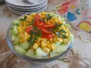 Vitaminska salata sa šargarepom, kupusom i kukuruzom