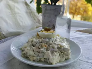 Salata sa kuvanim jajima i kiselim krastavčićima