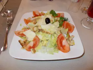 Salata Cezar sa sosom od pomorandže