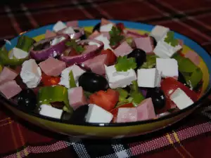 Salata sa paprikama, paradajzom, sirom i šunkom