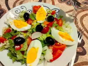 Ajsberg salata sa krastavcima, paradajzom i jajima