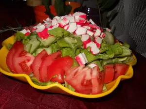 Kombinovana salata sa surimi štapićima