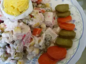 Šarena salata sa surimi štapićima