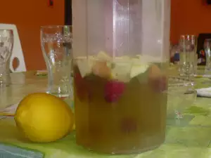 Bela prolećna sangrija sa mentom