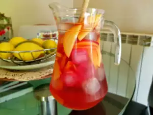 Sangrija sa rozeom, rumom i brendijem