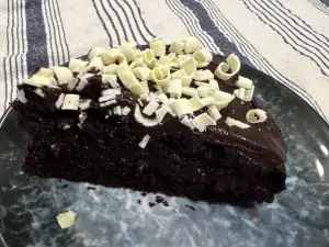 Nežna čokoladna torta sa nadevom od maline