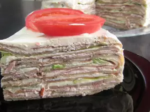 Slana torta od palačinaka sa slaninom i topljenim sirom