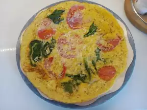 Brzi omlet sa spanaćem i paradajzom