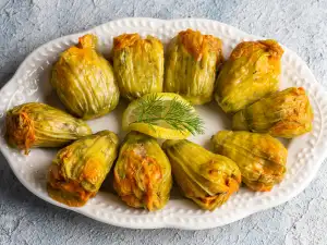 Punjeni cvetovi od tikvica na grčki način