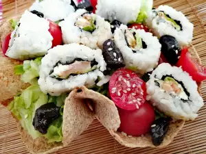 Suši salata u korpici od tortilje