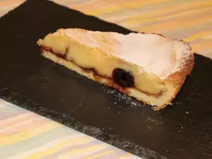 Voćni tart sa slatkim kremom i višnjama