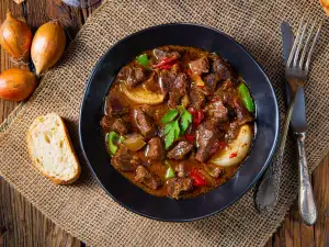 Klasični goveđi gulaš sa paprikom i lukom