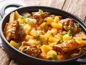 Sporo kuvana teleća rebra sa krompirom