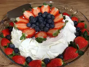 Torta Pavlova sa jagodama i borovnicama 