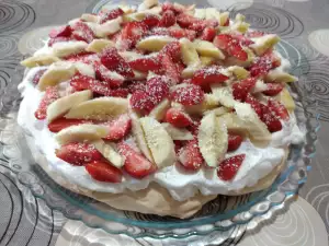 Torta Pavlova sa jagodama i bananama