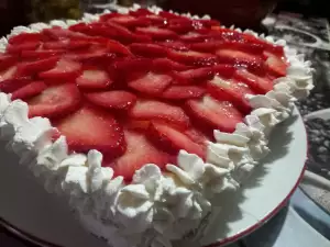 Sočna torta sa jagodama i spanaćem