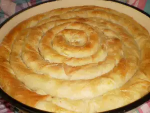 Troslojna razvijena i uvijena pita