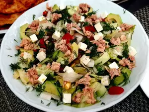 Brza šarena salata sa tunjevinom