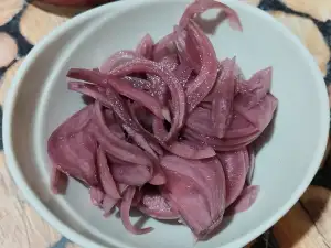 Turšija od crvenog luka sa slačicom