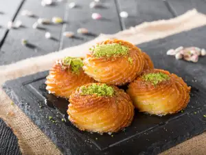 Brzi turski kolači sa sitnim sirom preliveni sirupom