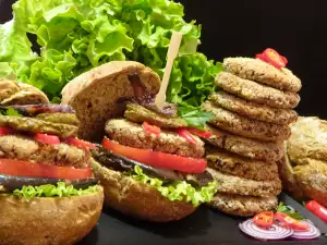 Vegan sendvič sa falafelima i grilovanim povrćem