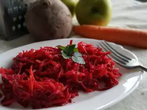 Vitaminska salata od cvekle, šargarepe i jabuka