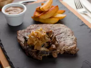 Teleći Rib eye steak roštilj sa marmeladom od luka