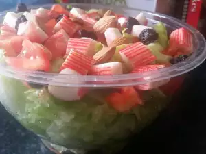 Zelena salata sa surimi štapićima i suvim grožđem