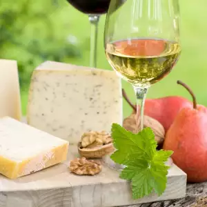 Belo vino i sirevi
