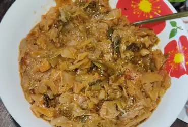 Sveži kupus sa mladim lukom i paradajzom