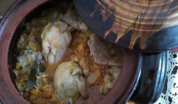 Kiseli kupus u đuvečari sa svinjetinom i piletinom