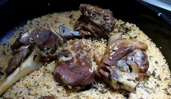 Jagnjetina sa pirinčem i bulgurom u posudi za pečenje