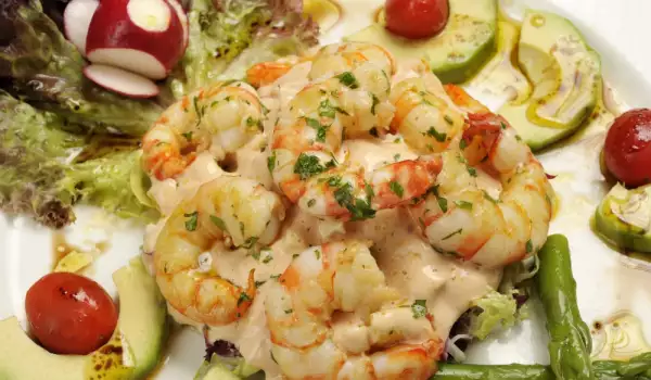 Salata sa avokadom i škampima