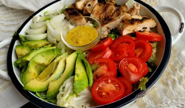 Salata sa avokadom i piletinom