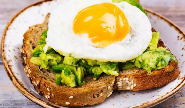 Tost sa avokadom i jajetom