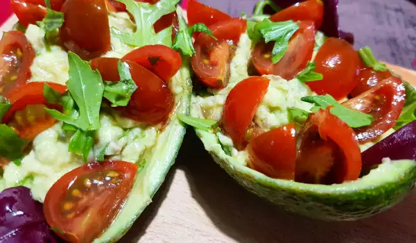Specijalna salata sa avokadom i čeri paradajzom