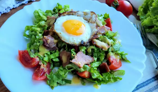 Zelena salata sa dimljenom slaninom i prženim jajetom