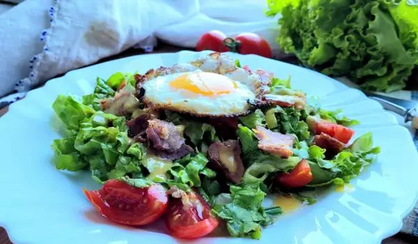Zelena salata sa dimljenom slaninom i prženim jajetom