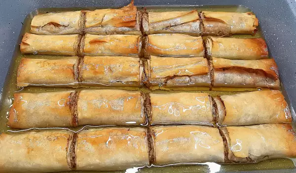 Pita sa jabukama prelivena sirupom