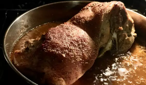 Sporo pečen svinjski but sa aromatičnim začinima
