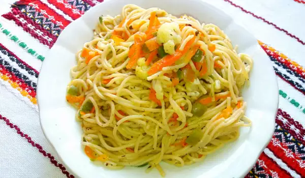 Biljni špageti sa hrskavim povrćem